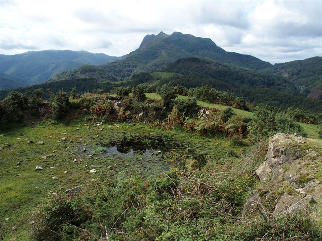 Vista panorámica de las cimas de Peñas de Aia. En primer plano, pequeño humedal junto al castillo de Erlaiz.