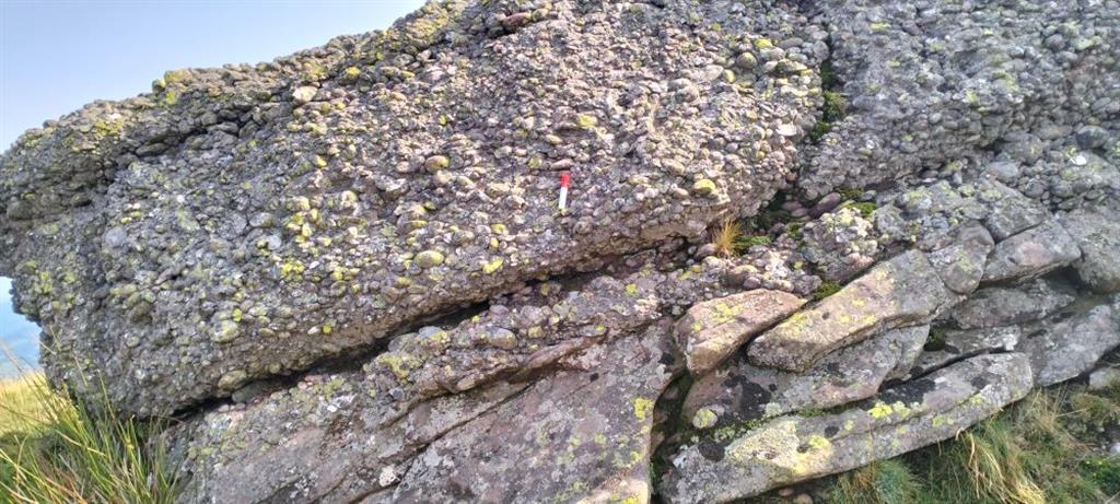 Aspecto de los conglomerados triásicos del Buntsandstein, formados por cantos redondeados de naturaleza cuarcítica y muy cementados.