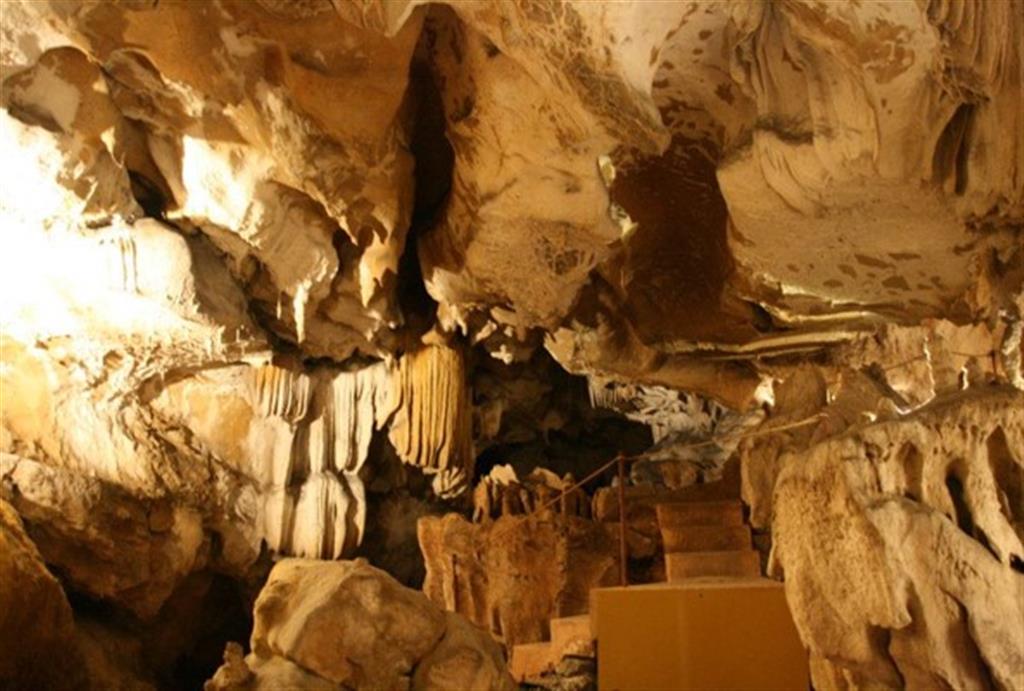 Aspecto del interior de la cavidad con numerosos espeleotemas (estalactitas, estalagmitas, columnas y coladas). Fuente: Repositorio de imágenes de la página web de Cuevas de Urdax. (https://cuevasurdax.com/cuevas/)