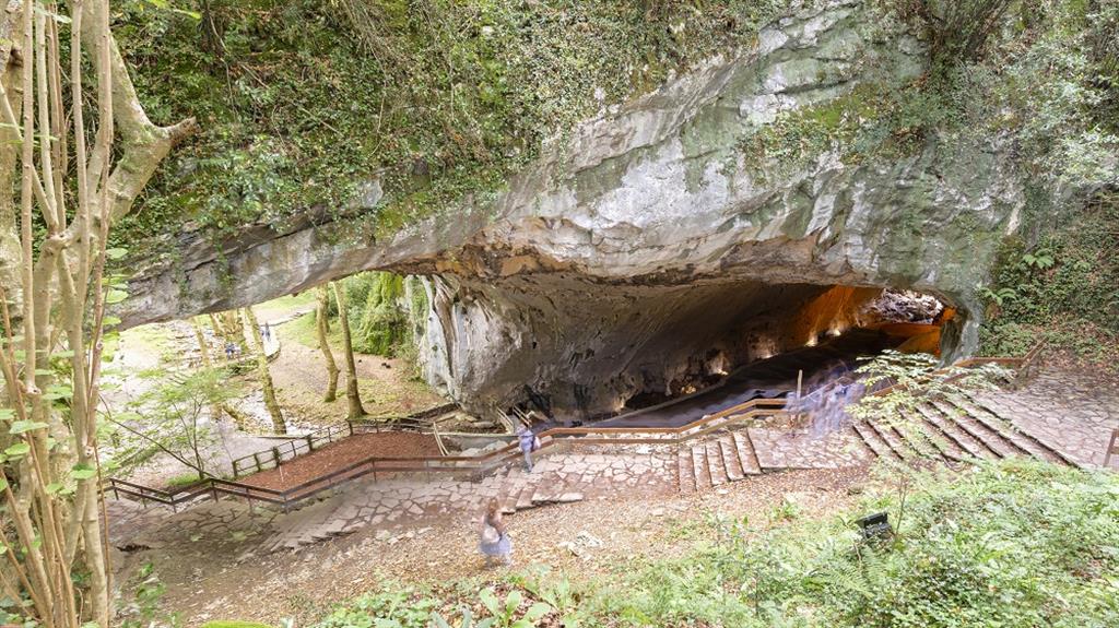 Aspecto del exterior de las cuevas de Zugarramurdi. Fuente: Fototeca de la Dirección General de Turismo del Gobierno de Navarra, autor Francis Vaquero.