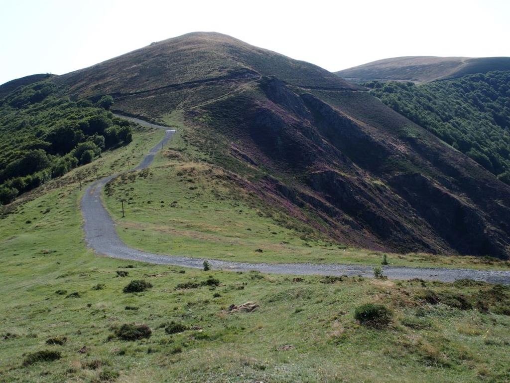 Vista del collado que asciende al monte Mendimotx. En las faldas de la ladera pueden verse los salientes rocosos de las capas de cuarcita, más resistentes a la erosión respecto a los esquistos.