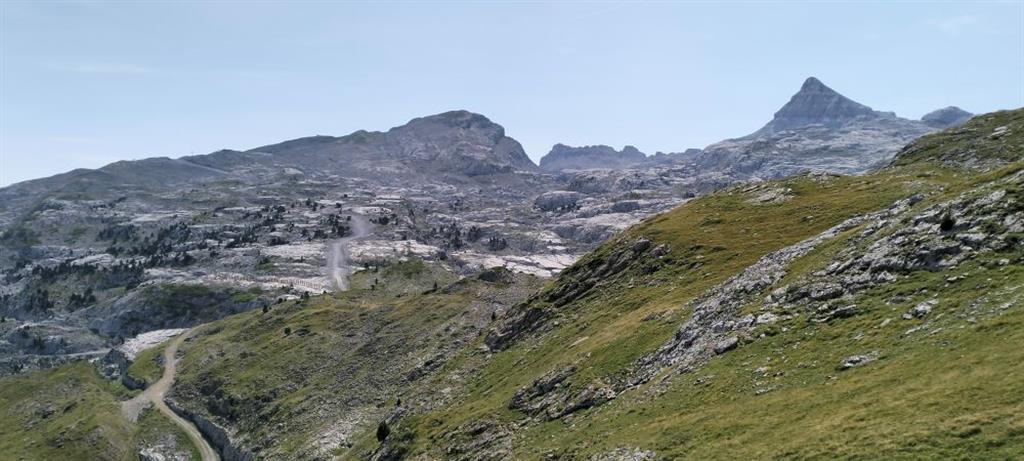 Vistas del entorno exokárstico en torno al pico Anie desde la base del monte Arlás.