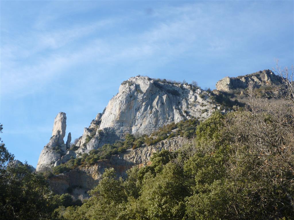 Detalle del frente de la sierra de Leyre donde se ven algunos monolitos rocosos, fruto del progresivo desmantelamiento del escarpe rocoso.