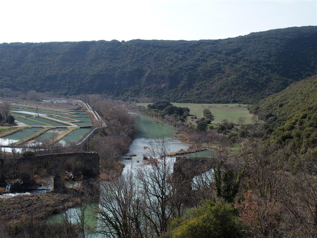 Vista panorámica del puente de los Roncaleses en el meandro del río Aragón.