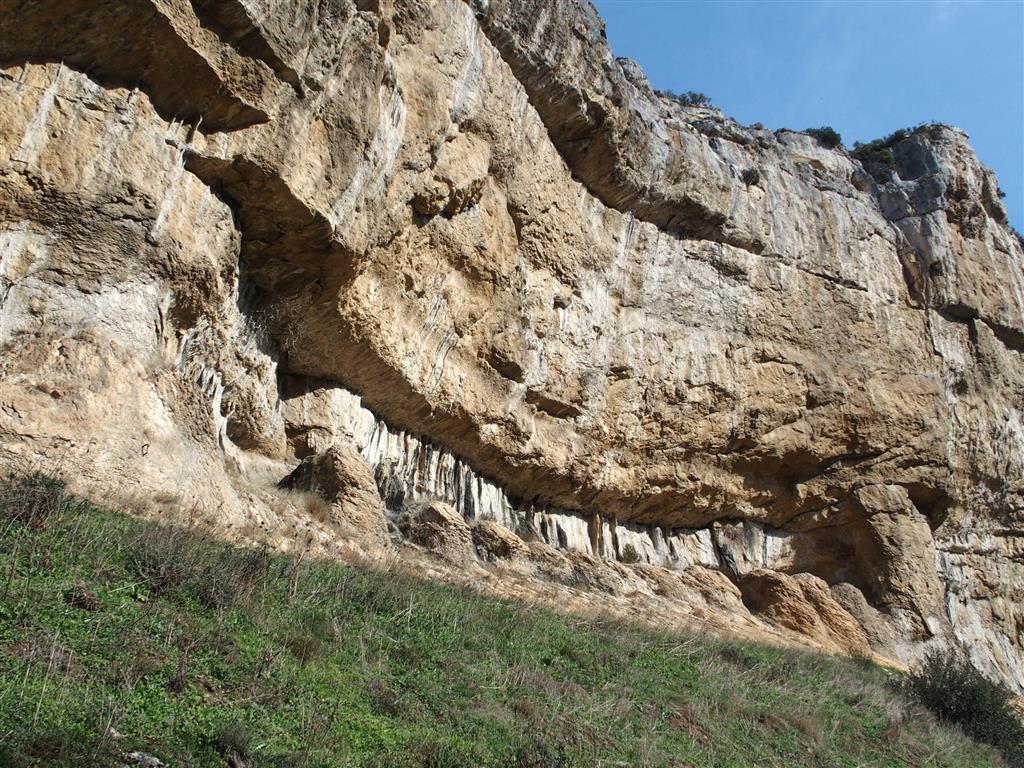 Aspecto del margen izquierdo del escarpe rocoso en el interior de la foz. Las calizas y calcarenitas muestran en ocasiones rasgos de espeleotemas (estalactitas y columnas).