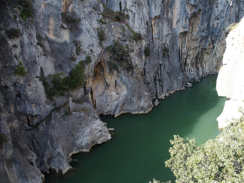 Formas de erosión del río Irati en un tramo final de la foz con mayor estrechamiento.