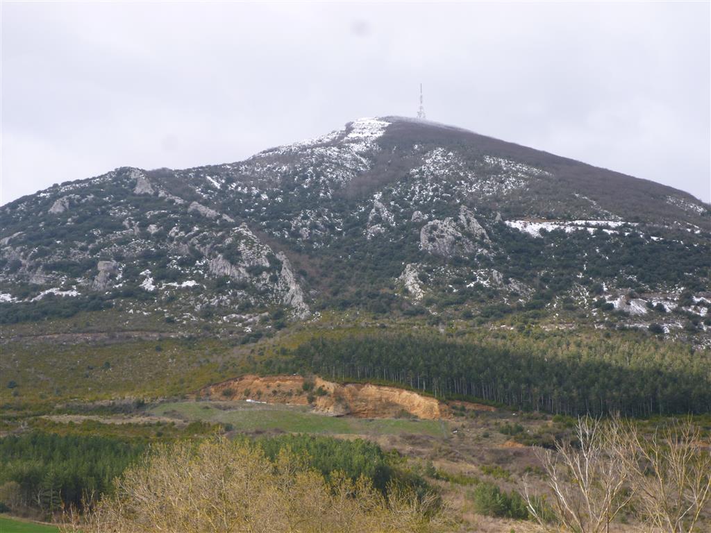Vista general de la Higa de Monreal y el cono de deyección en su falda norte.