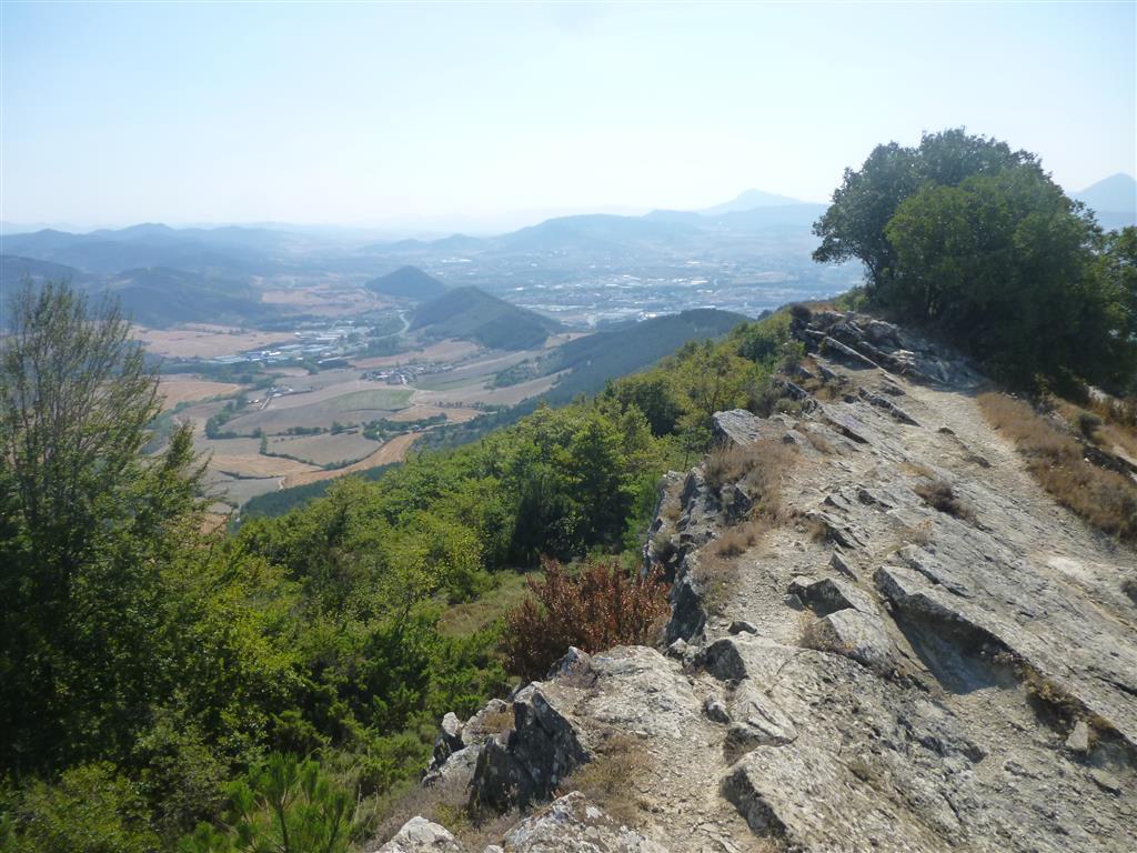 Vista general de los resaltes de la margen norte de la cuenca de Pamplona, asociados a la formación calcarenítica, que ofrece mayor resistencia a la erosión en comparación con las unidades margosas en las que se engloban.