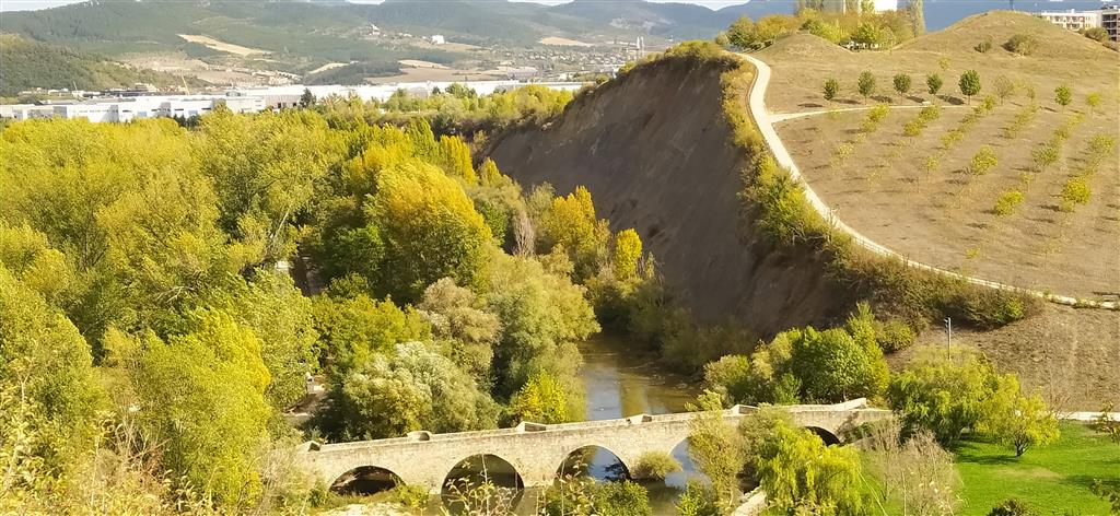 Panorámica general de los taludes margosos excavados por el río Arga junto al mirador de la Nogalera y el puente de Burlada.
