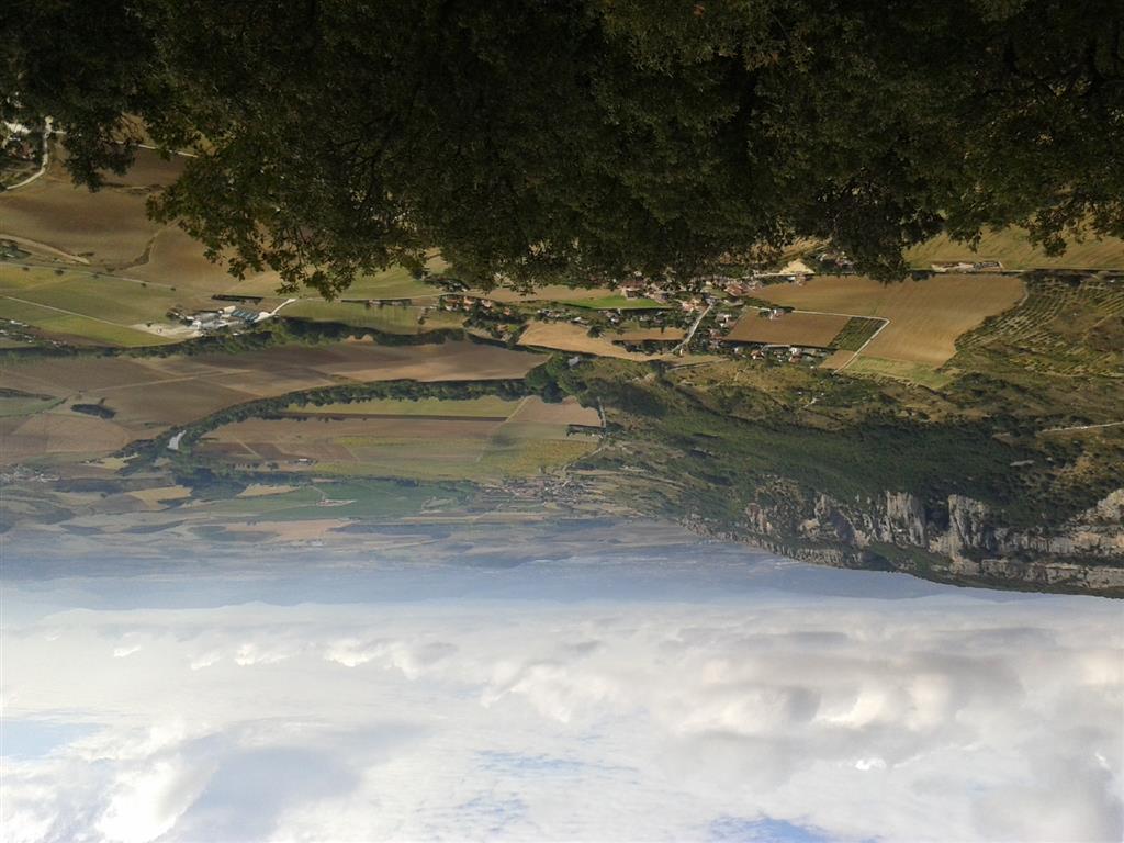 Vista panorámica desde el mirador del Puerto de Etxauri. Puede verse la estribación oriental de la falla de Etxauri, que tiende a desaparecer bajo las margas eocenas. En el valle, trazado meandriforme del río Arga.