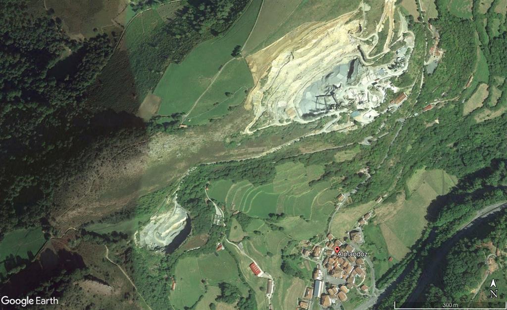 Vista aérea de Almandoz y las canteras de mármoles y ofitas situadas en las inmediaciones. Fuente: Google Earth.