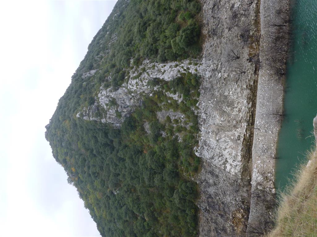 Formaciones carbonatadas paleocenas que forman el flanco sur del anticlinal de Iñarbe (Peña Lakarri).