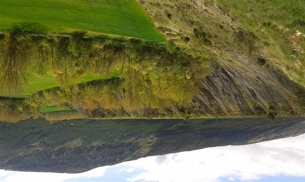 Escarpe fluvial del río Erro antes de su confluencia con el río Irati.