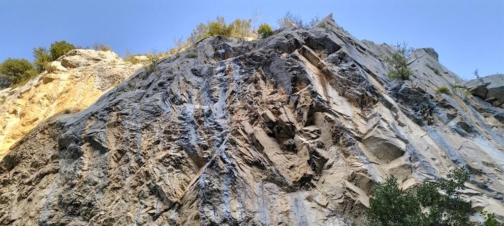 Detalle de calizas paleocenas que afloran en el entorno de la cascada de la foz.