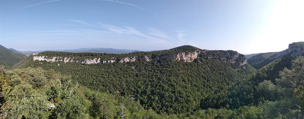 Vista panorámica de los escarpes rocosos de la foz de Benasa en el área central.