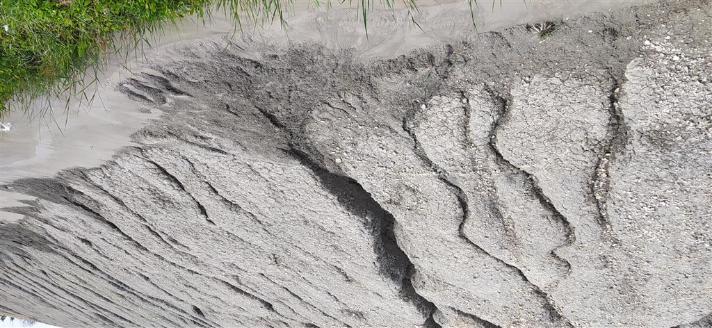 Depósito de abanicos aluviales a pequeña escala en la base de los taludes.