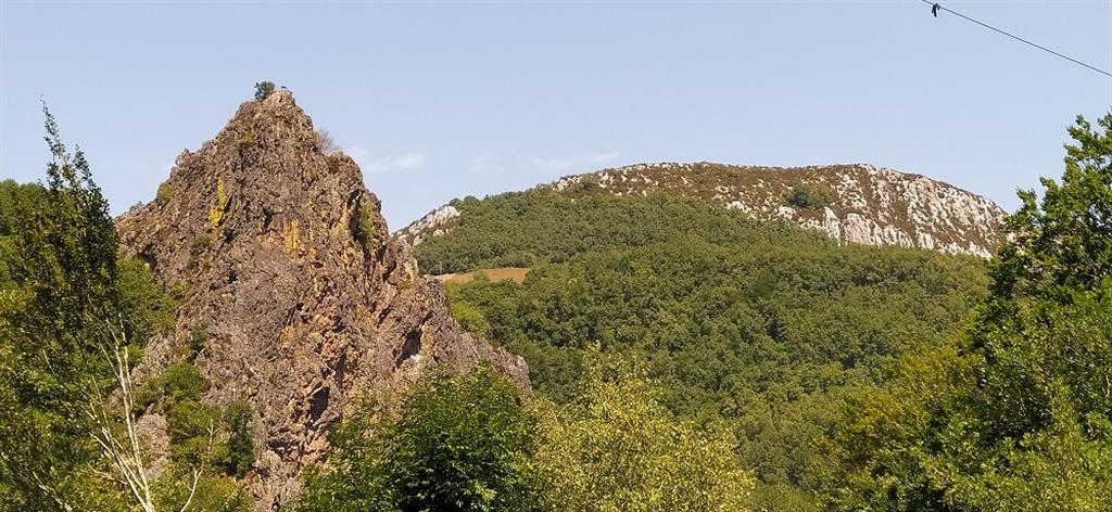 En primer plano, pináculo rocoso formado por materiales triásicos del Buntsandstein. Al fondo, relieves calizos paleocenos.