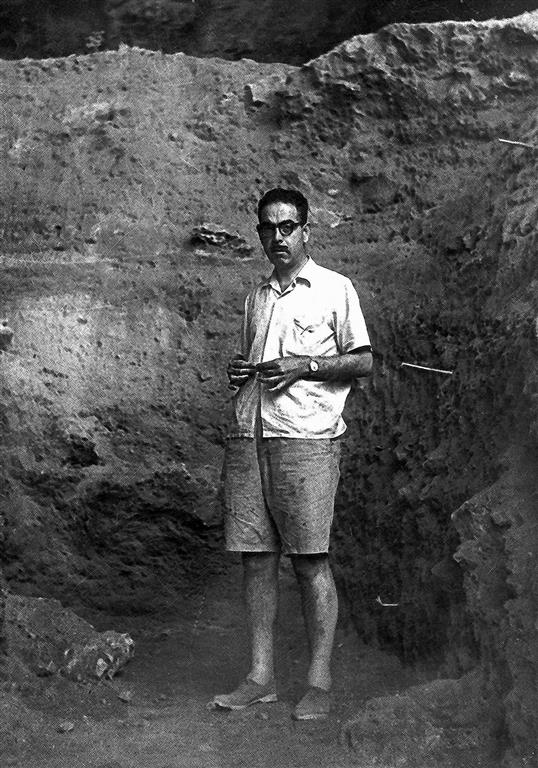 El profesor F. Jordá Cerdá (1914-2004) en Cova Negra hacia 1945 (foto Archivo Servicio de Investigaciones Prehistóricas de la Diputación Provincial de Valencia)