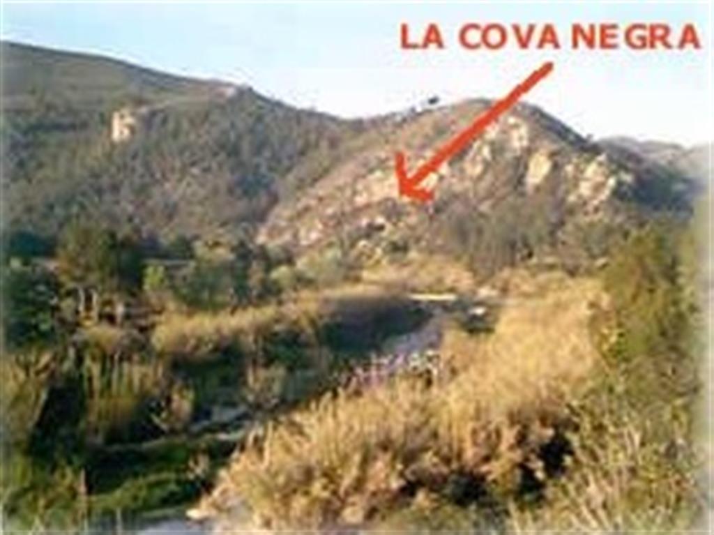 Situación de Cova Negra en su entorno paisajístico (foto http://usuarios.lycos.es/jordi_puig/xativaalrededores.htm)