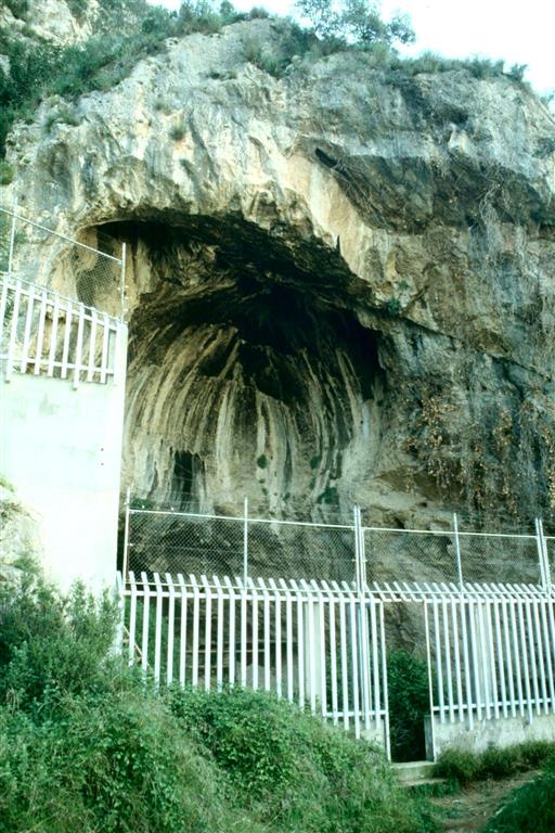 Cova Negra, cerramiento de protección de la gran abertura que le da acceso (foto Jesús F. Jordá Pardo)