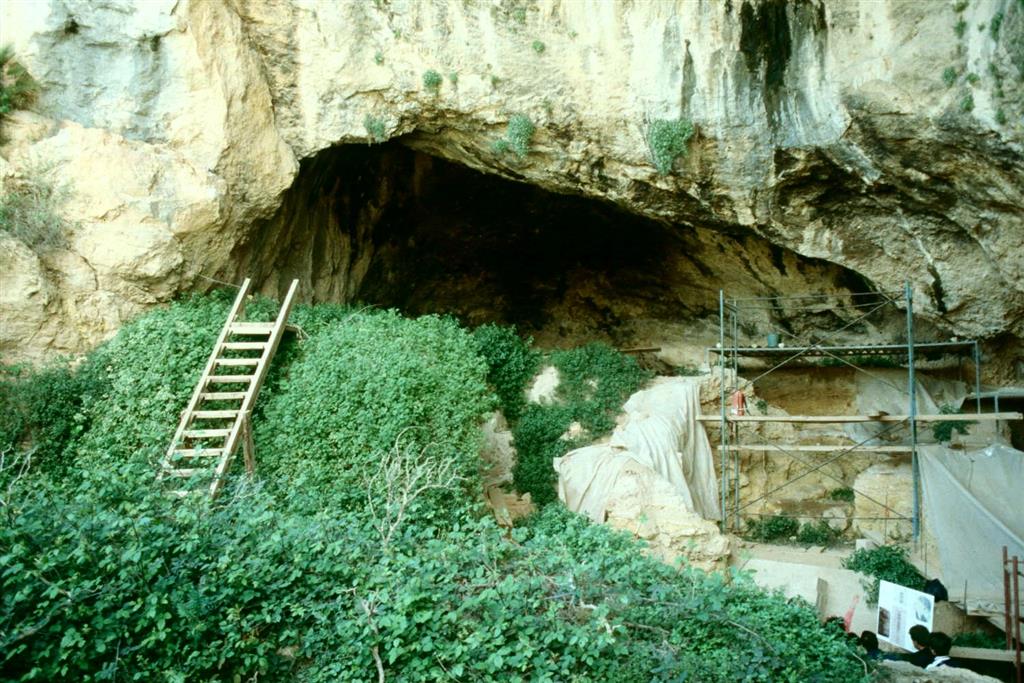 Cova Negra, vista general de su interior mostrando el relleno que constituye el yacimiento, en 1989 (foto Jesús F. Jordá Pardo)