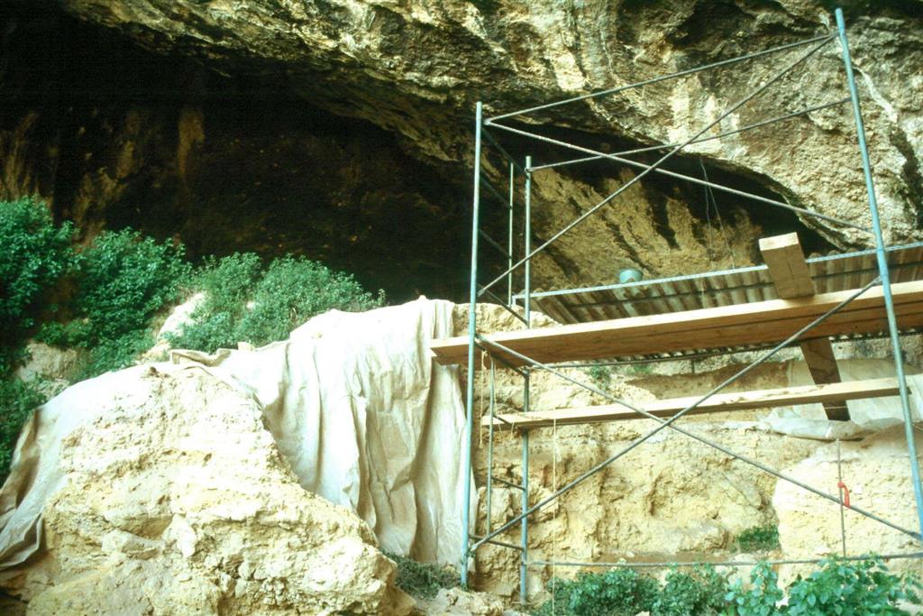 Cova Negra, detalle de los cortes estratigráficos de la zona excavada del yacimiento, en 1989 (foto Jesús F. Jordá Pardo)