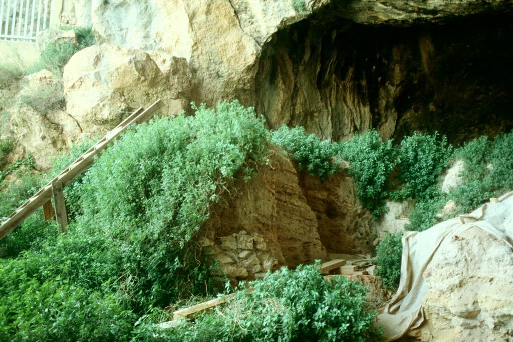 Cova Negra, vista parcial de la zona excavada del yacimiento, en 1989 (foto Jesús F. Jordá Pardo)