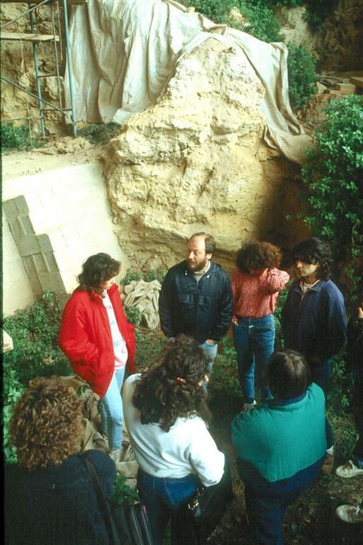 Cova Negra, durante el workshop organizado por AEQUA y la Universidad de Valencia en abril de 1989. La Dra. Fumanal y el Dr. Villaverde realizan las explicaciones del yacimiento (foto Jesús F. Jordá Pardo)