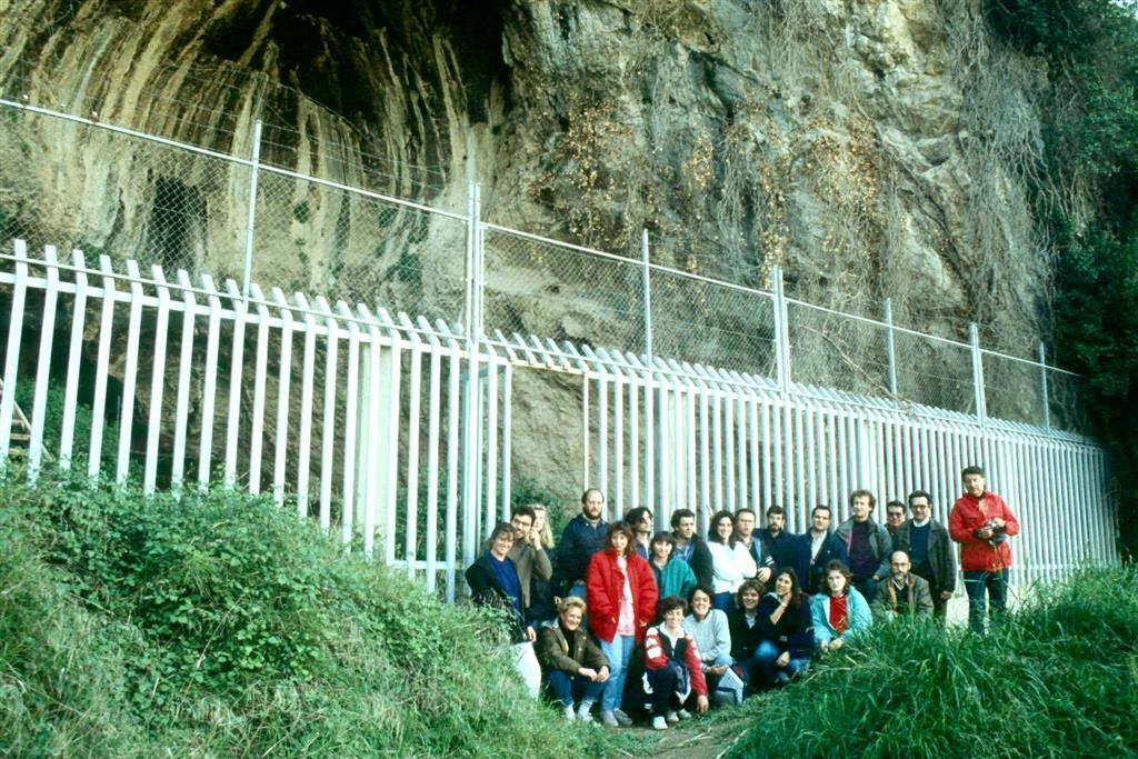 Cova Negra, durante el workshop organizado por AEQUA y la Universidad de Valencia en abril de 1989. (foto Jesús F. Jordá Pardo)