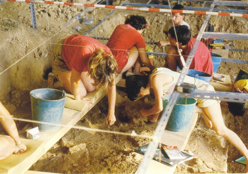 Cova Negra, excavación del sector O, estrato III (tomada de Villaverde, V. 2001)