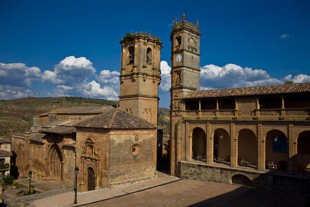 Alcaraz. Iglesias de la Santísima Trinidad y Santa María, de estilo gótico y renacentista, construidas en los siglos XIV y XV