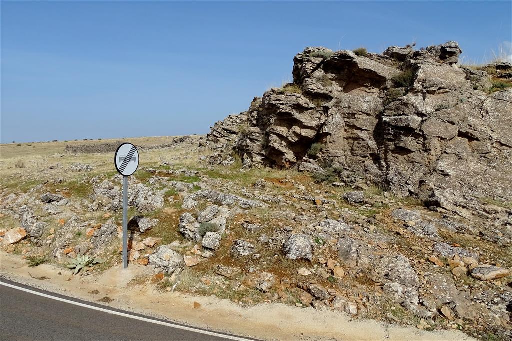 Calcarenitas tortonienses sobre dolomías jurásicas de la Fm Carretas en el km 11 de la carretera CM-3216