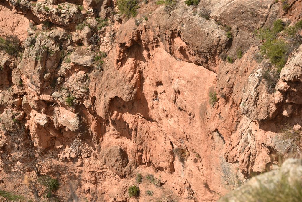 Detalle de la cascada tobácea en el barranco que desemboca en el río Mundo en Ayna.