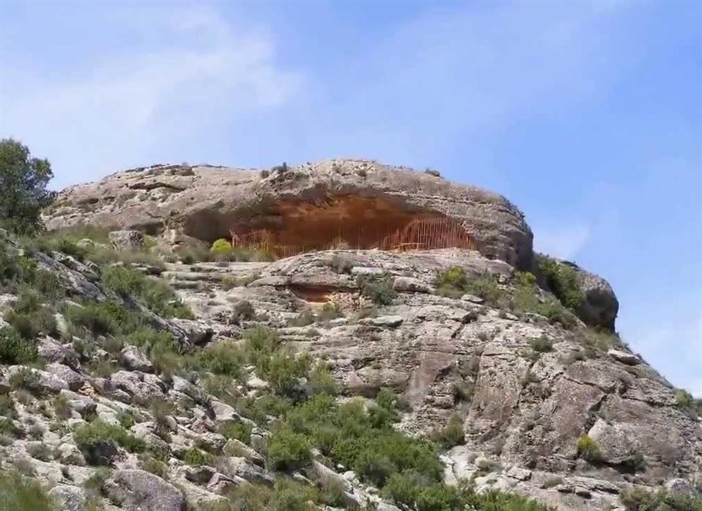 Abrigo Mayor en calcarenitas del Mioceno de las pinturas rupestres en Minateda