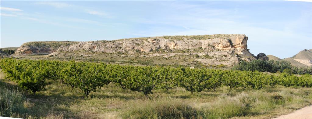 Vista general del Tolmo de Minateda desde el SO. A la izquierda se aprecia el Reguerón, por donde se accede al yacimiento arqueológico de la antigua población iberor-romana, visigótica y árabe