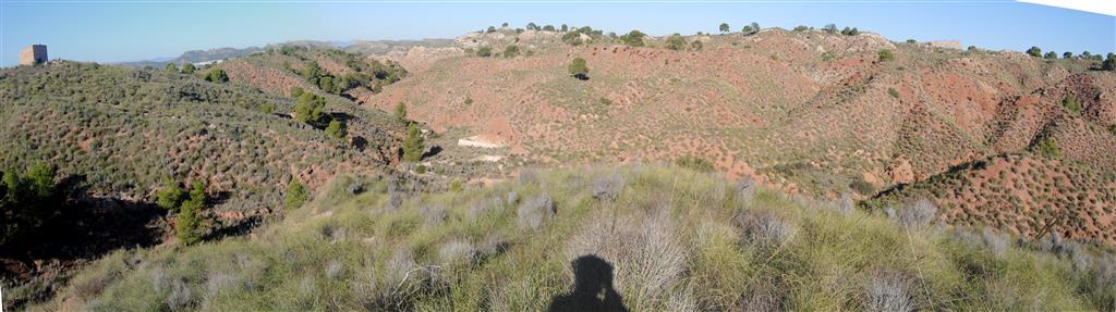 Núcleo del afloramiento diapírico, A la izquierda, las Casas del salero. Al fondo del valle, depósito acumulador de salmueras