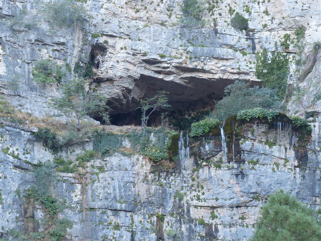 Detalle de la cueva de los Chorros, nacimiento del Río Mundo en el núcleo de un sinclinorio (Foto R. Morales)
