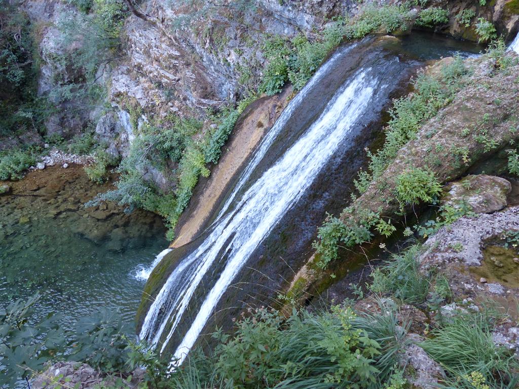 Detalle de un tramo de la cascada de los Chorros, con formación de tobas (Foto R. Morales).