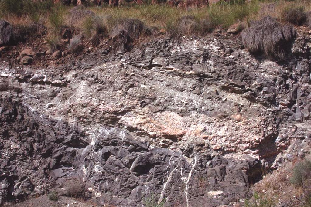 Otro aspecto del complejo hidromagmático con alternancia de brechas freatomagmáticas (niveles blanco-rosados) y lavas masivas clastogenéticas