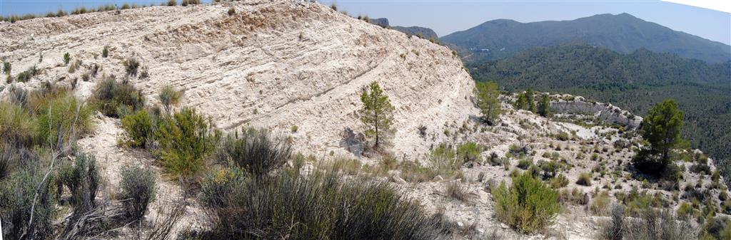 Vista de la antigua explotación de diatomitas, en la parte alta de la serie lacustre messiniense