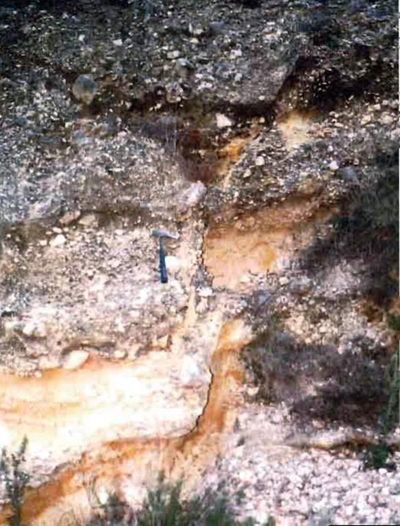 Estructura de licuefacción de arenas asociada a fractura dúctil-frágil normal en los sedimentos fluvio-lacustres de abanico deltaico (foto M.A.Rodríguez-Pascua)