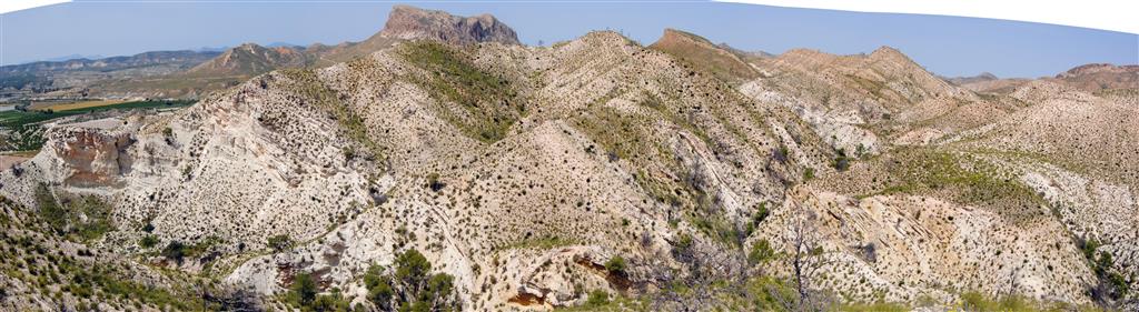 Panorámica general de la serie, desde las margas yesíferas con azufre, del Tortoniense Superior-Messiniense, a la izquierda, a las margas y margo calizas diatomíticas, del Messiniense, a la derecha