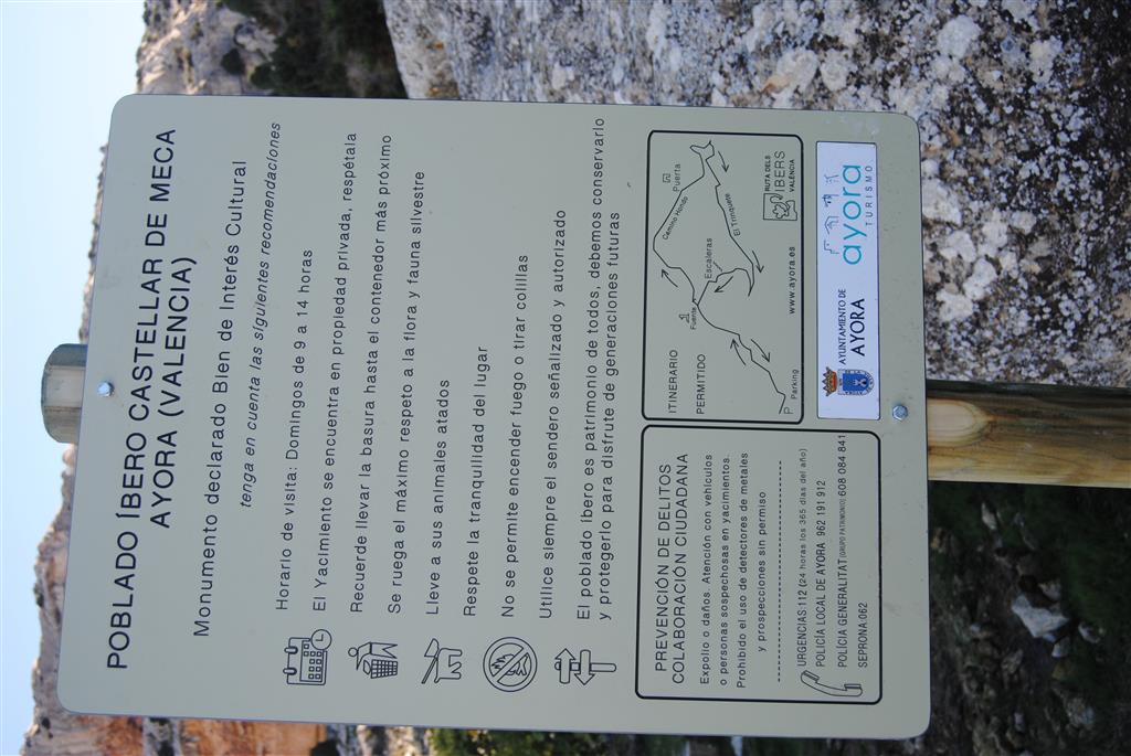 Cartel indicador del poblado íbero, donde destacan la presencia de gran número de aljibes excavados en la roca, con dimensiones de hasta 29 m de longitud por 5 de anchura