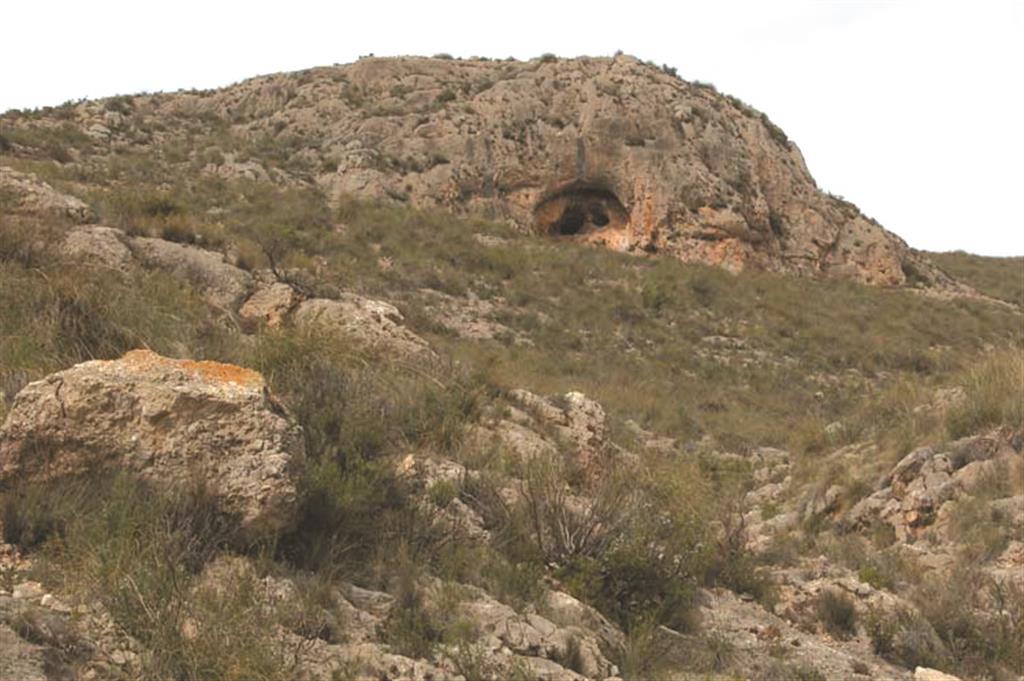 En primer plano, estratotipo de la Formación Dolomías del Cuchillo (mitad
inferior de la fotografía). Al fondo, y con una cueva, la Fm. Moratillas