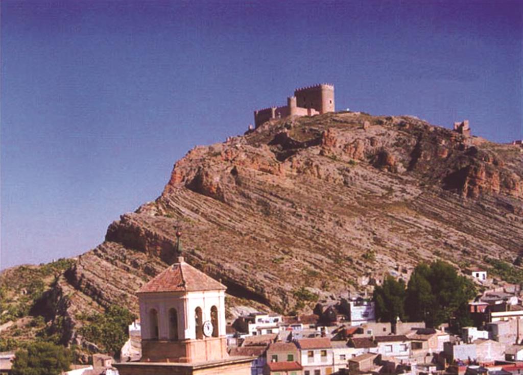 Vista de la Formación Alatoz desde el casco antiguo de Jumilla. La Formación presenta un aspecto tableado