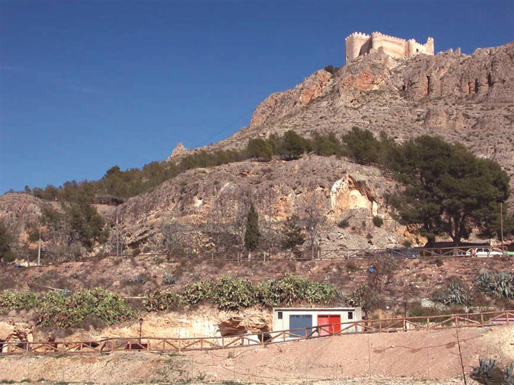Vista parcial del estratotipo de la Formación Jumilla (primer plano). El castillo se asienta sobre la Formación Alatoz (cenomaniense inferior)