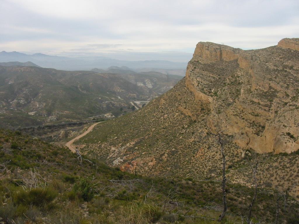 Vista de los niveles dolomíticos y margosos subiendo a la Sierra del Puerto
