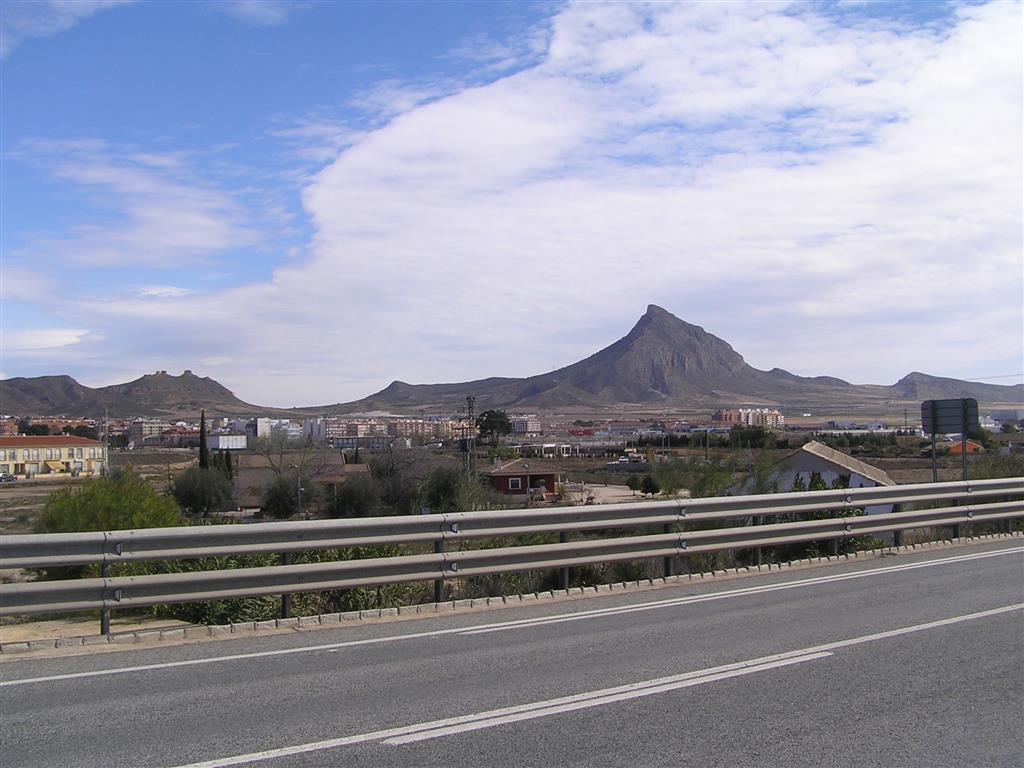 Sierra del Buey (estratos verticales de calizas del Senoniense). Delante, Jumilla. Detrás estratos horizontales del Cretácico Superior