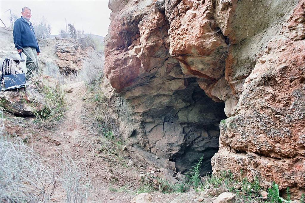 Túnel artesanal en las excavaciones de las antiguas minas de apatito en las jumillitas de La Celia (Foto F. Bellido)