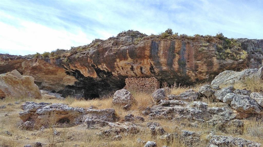 Detalle de las cuevas con pinturas que datan del Paleolítico que existen en el sector norte de la laguna. (13-9-2016)